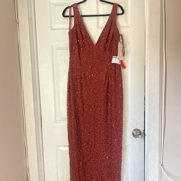 NWT SEQUINED SLEEVELESS V-NECK BACK SLIT GOWN Size 8 - Picture 5 of 7